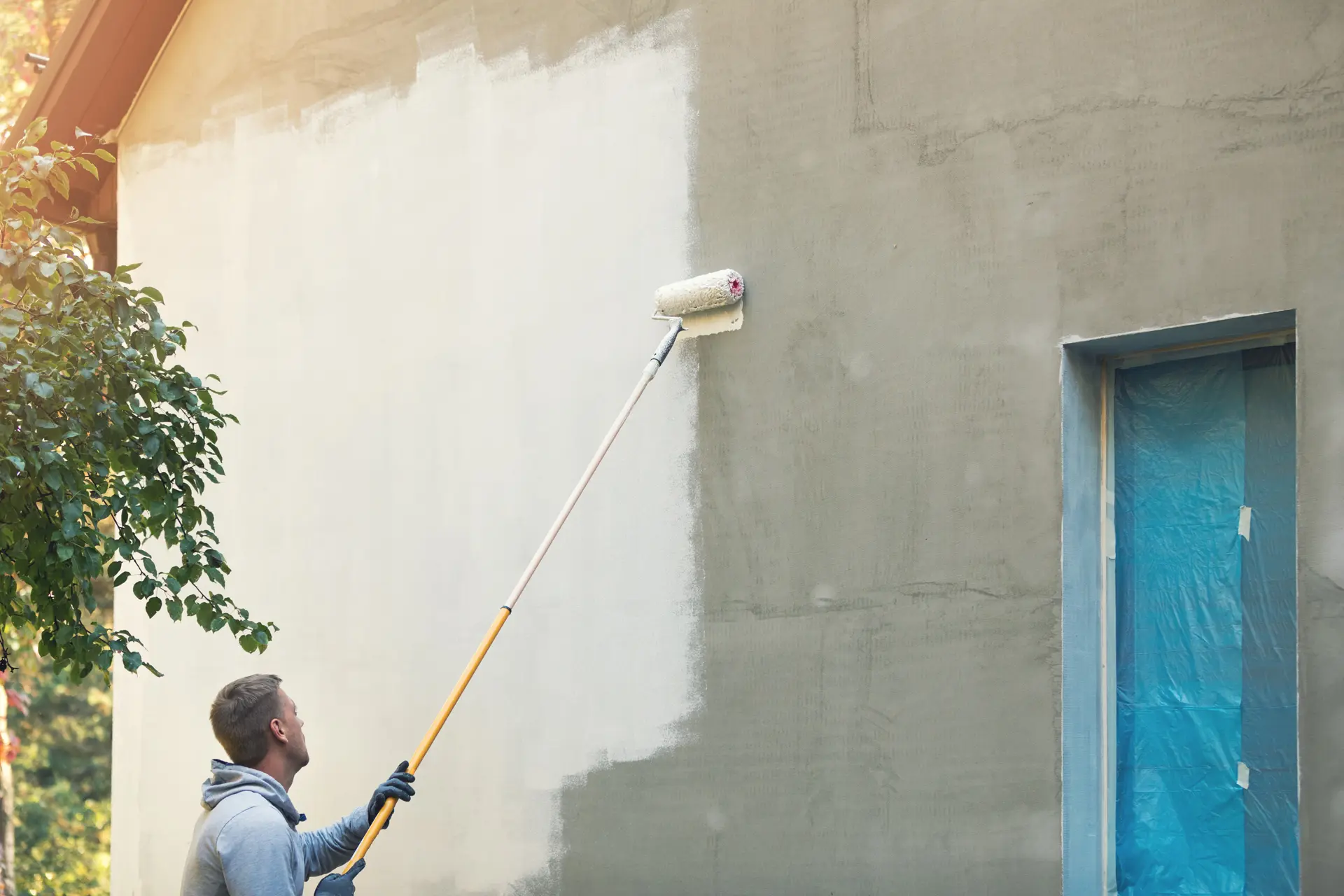 Pintor trabajando en una fachada en Sant Cugat